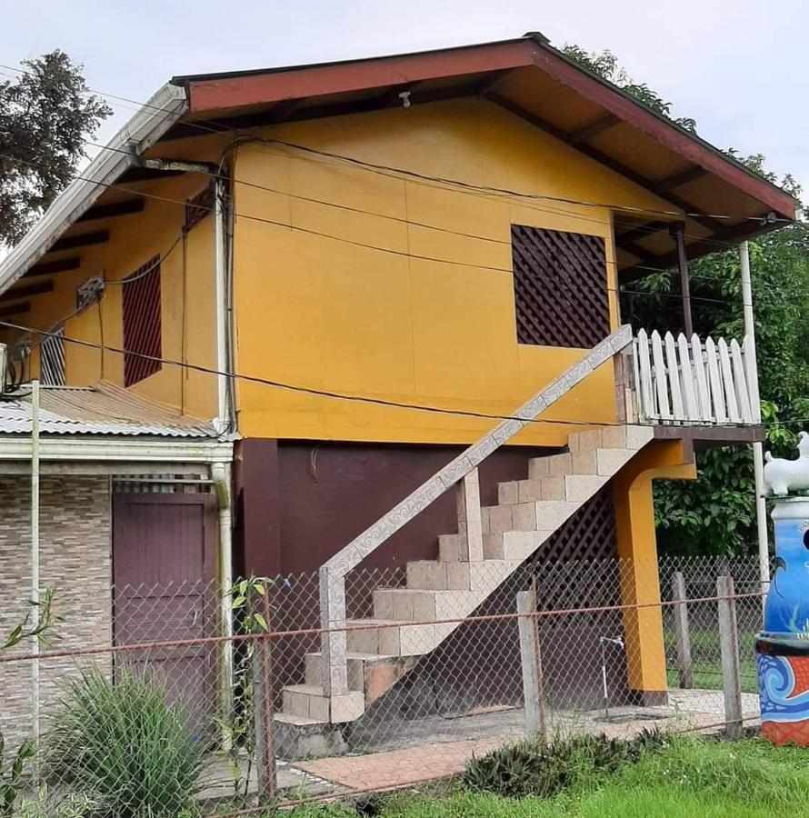 Miss Miriam. Hotel Frente Al Mar Tortuguero Bagian luar foto